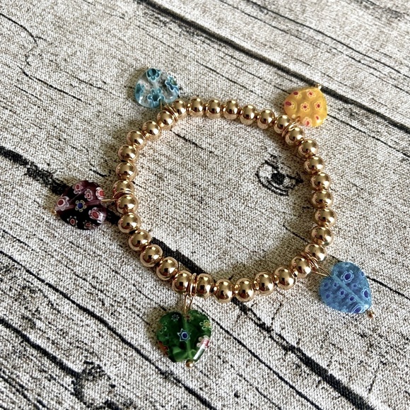 New in box. Stretchy beaded bracelet with 5 millefiori heart charms in colors - Picture 4 of 16